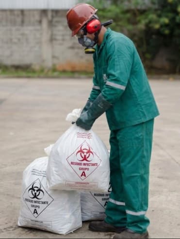 Profissional equipado com EPI para coleta de resíduos hospitalares RSS Clean