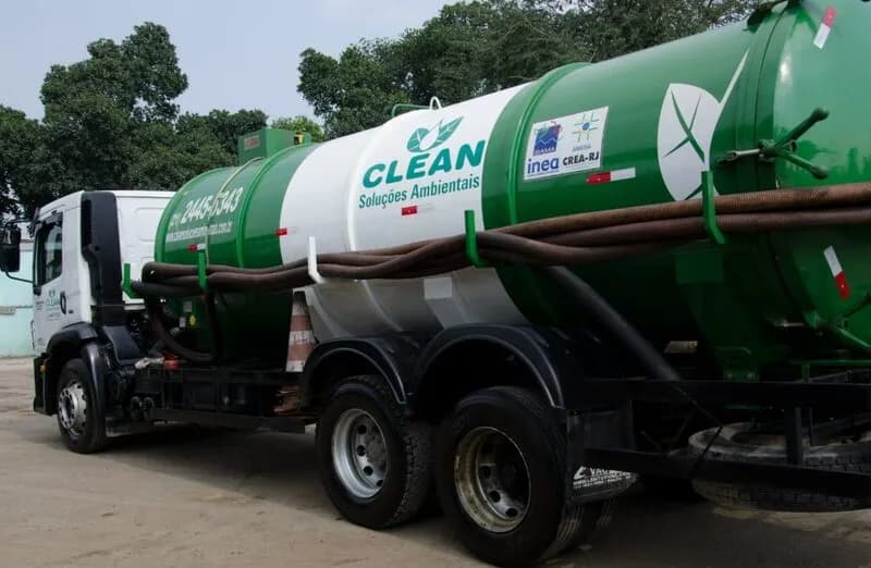 Caminhão tanque vácuo para coleta e tratamento de efluentes industriais Clean